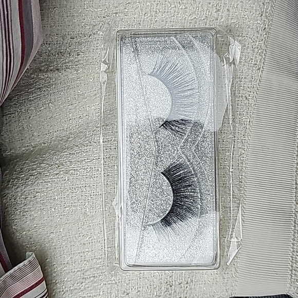 Black lashes New in box by Googoo brand - Picture 3 of 4